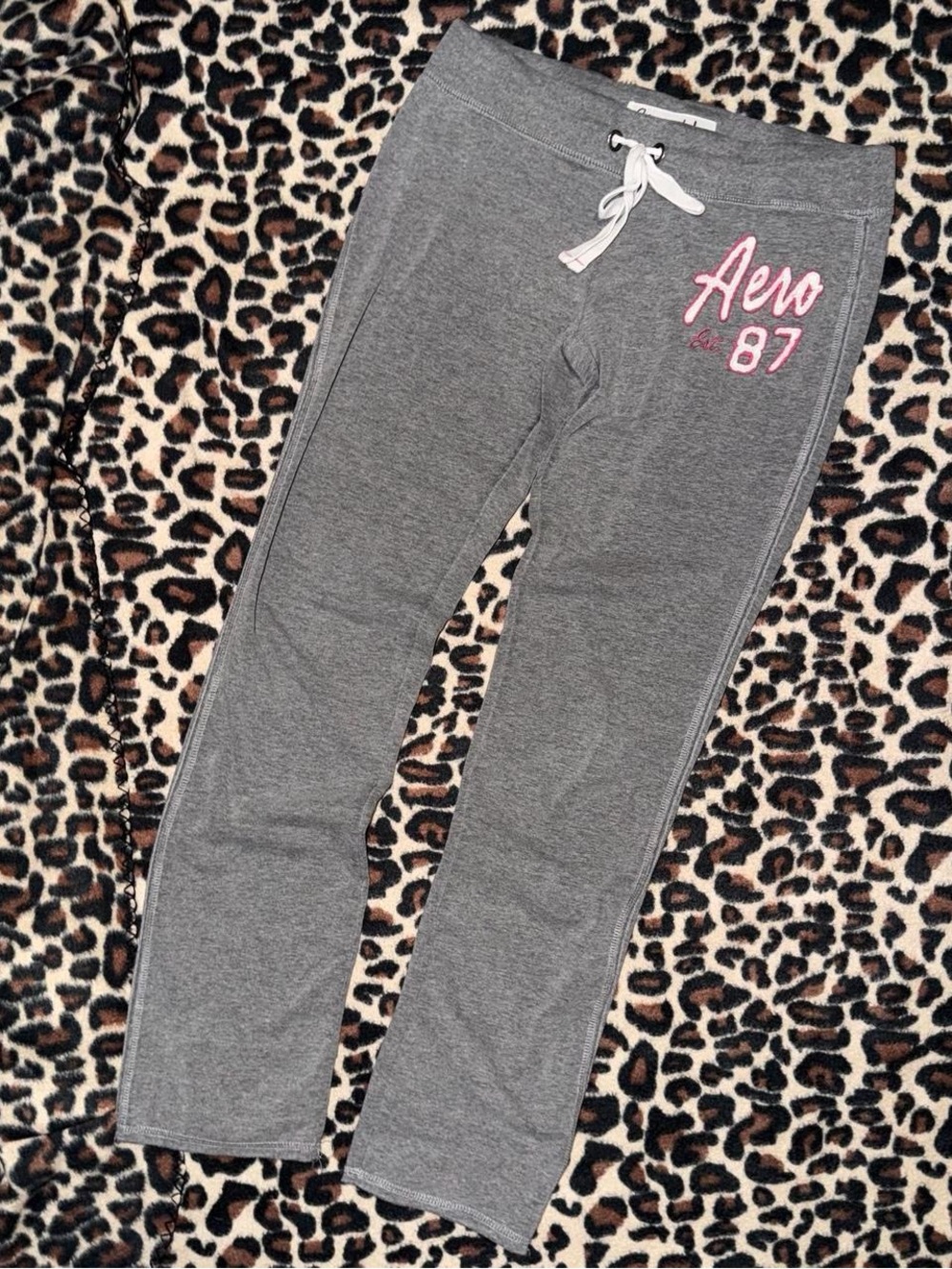 2000s vintage style 2014 aeropostale grey sweatpants with pink Aero 87 spell out